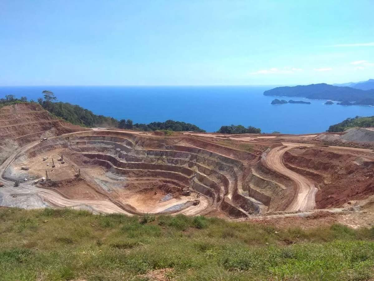 Tambang emas Tumpang Pitu, Banyuwangi. (f: internet) 
