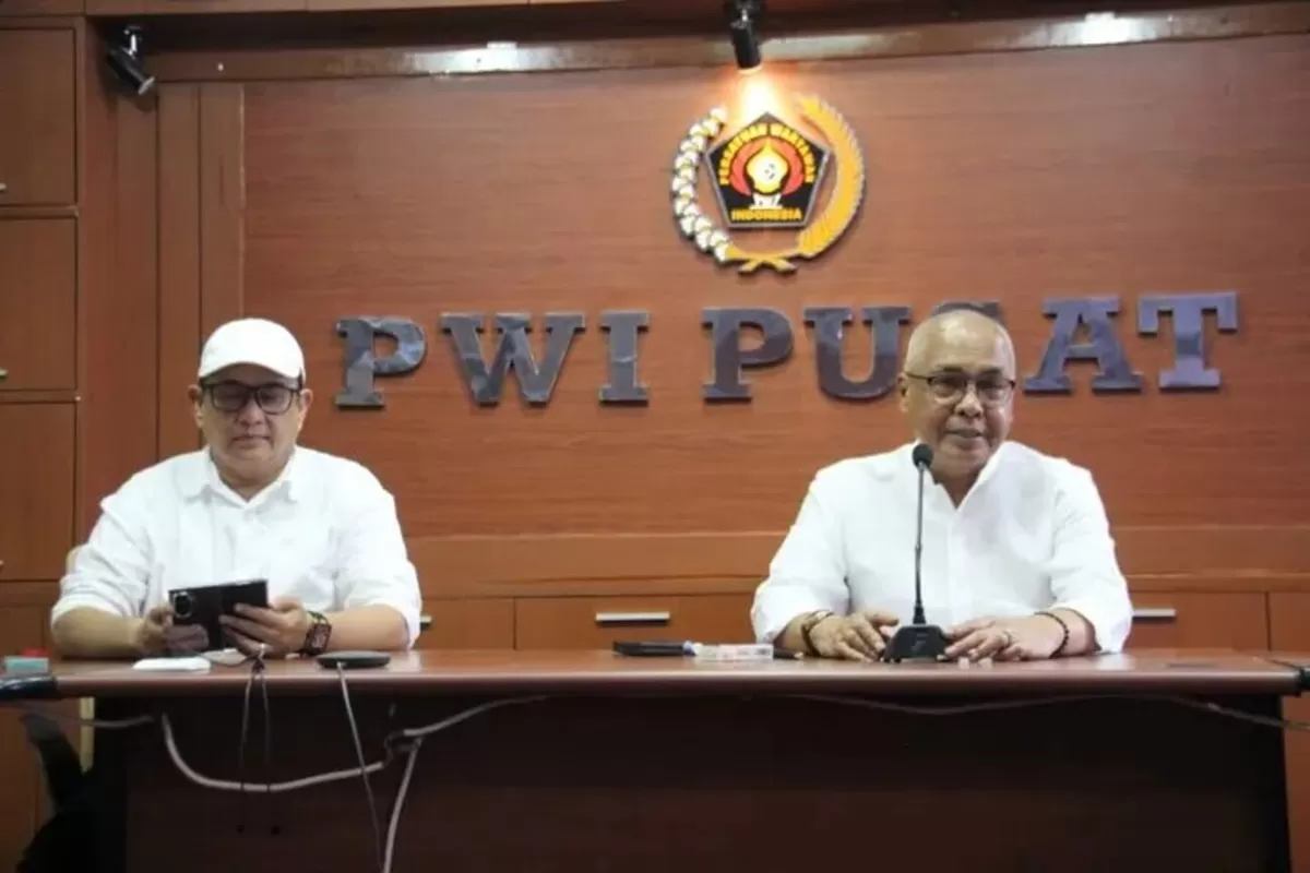 Ketua Umum PWI Pusat Akhmad Munir (kanan) dan Sekjen PWI Pusat, Zulmansyah Sekedang. 