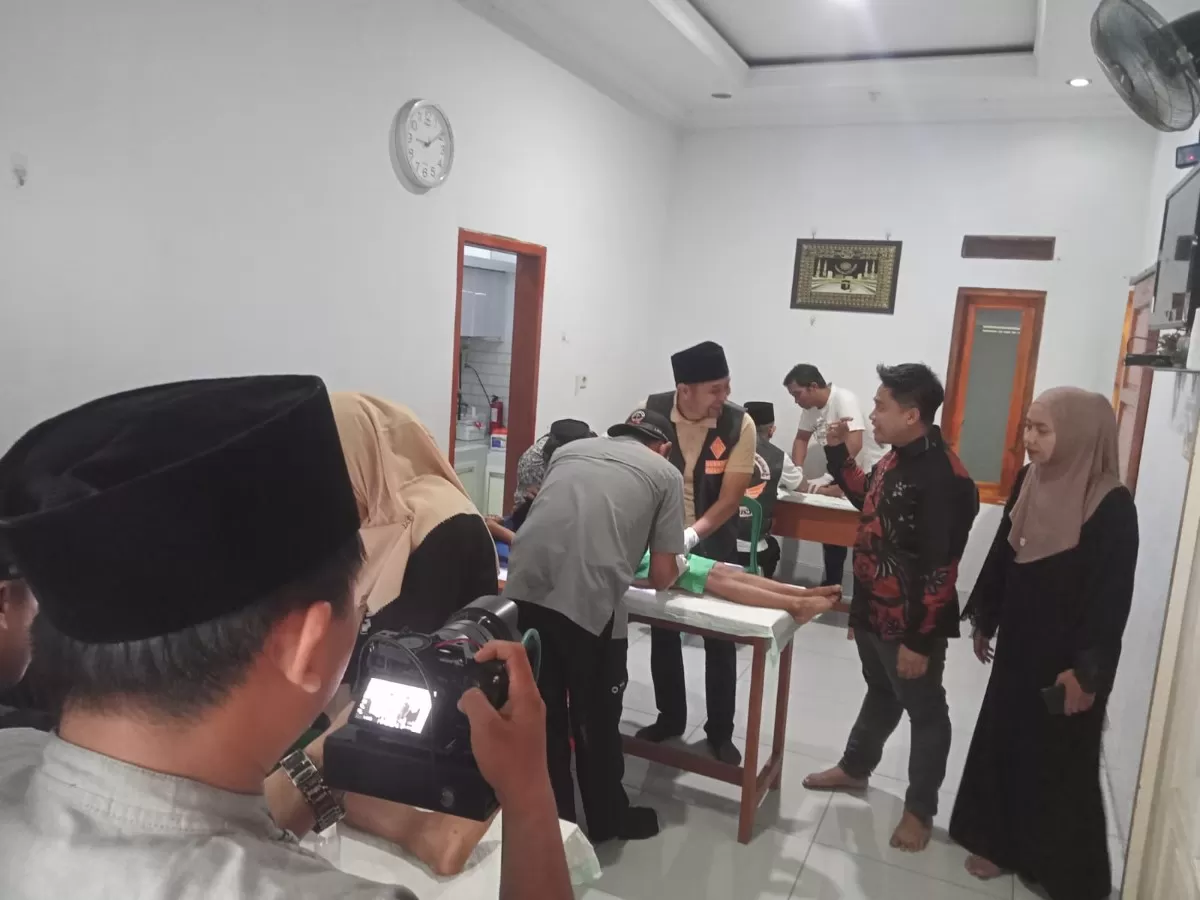 Puluhan anak dari keluarga kurang mampu di Desa Parigi Mulya, Cipunagara, mengikuti sunatan massal gratis penuh semangat pada Ahad, 29 Maret 2026. (f: istimewa)