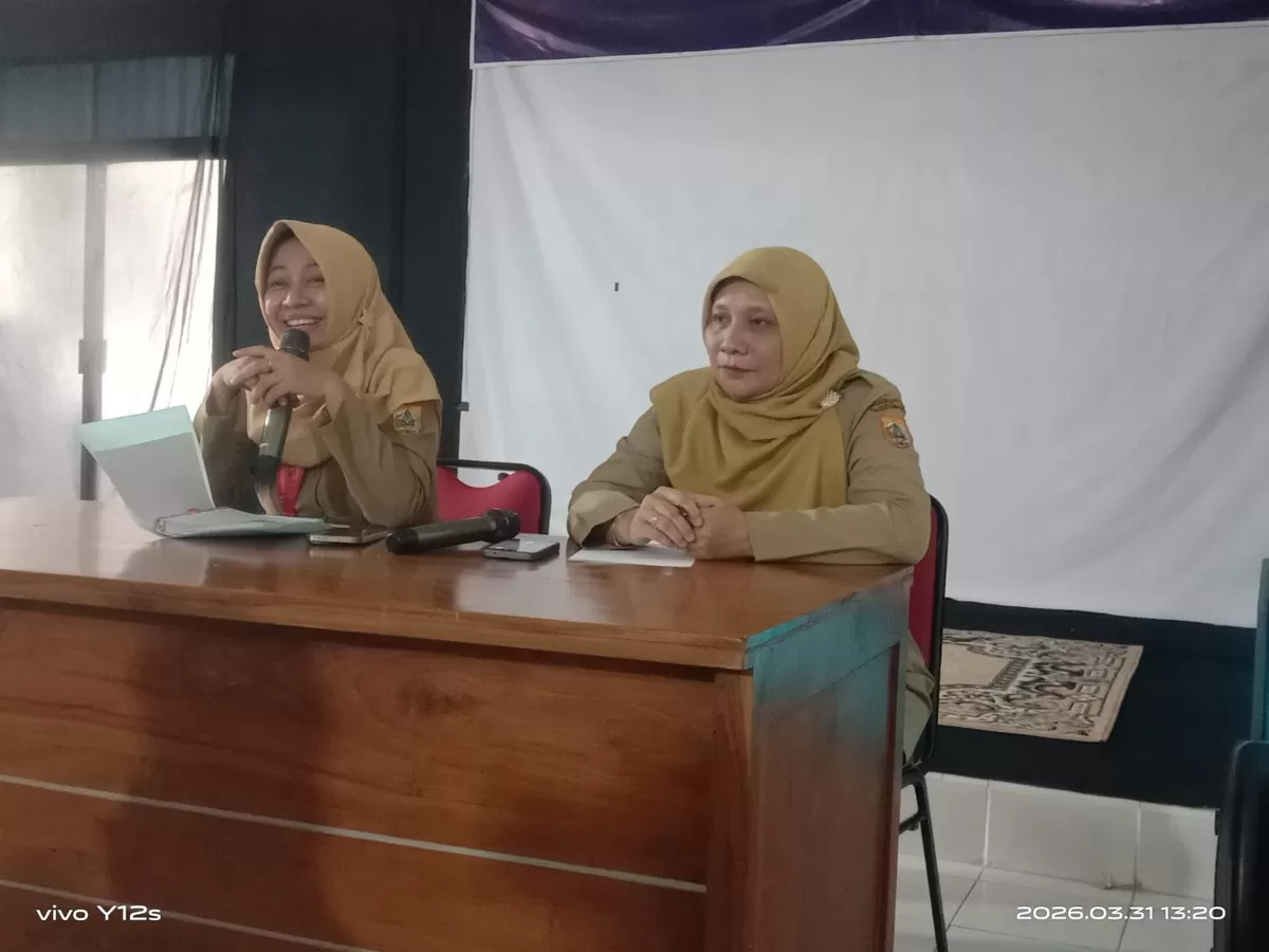 Kepala Diskominfo Pemalang Dian Ika Siswanti (kiri) saat memberikan klarifikasi soal proyek pengadaan video vlog senilai Rp36 juta kepada sejumlah wartawan. (f: istimewa)