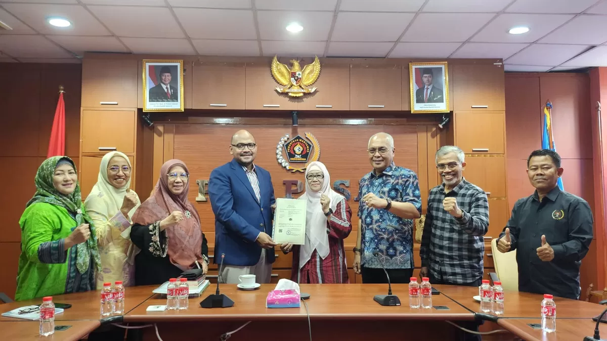 Ketua Umum IKWI Indah Kirana (tengah) disaksikan Ketua Umum PWI Akhmad Munir menerima sertifikat merk IKWI dari Konsultan HAKI Ryan Hartono dari Harmet &amp; Co (pakai jas) di Ruang Rapat Pleno Sekretariat PWI Pusat, pada Rabu, 1 April 2026.