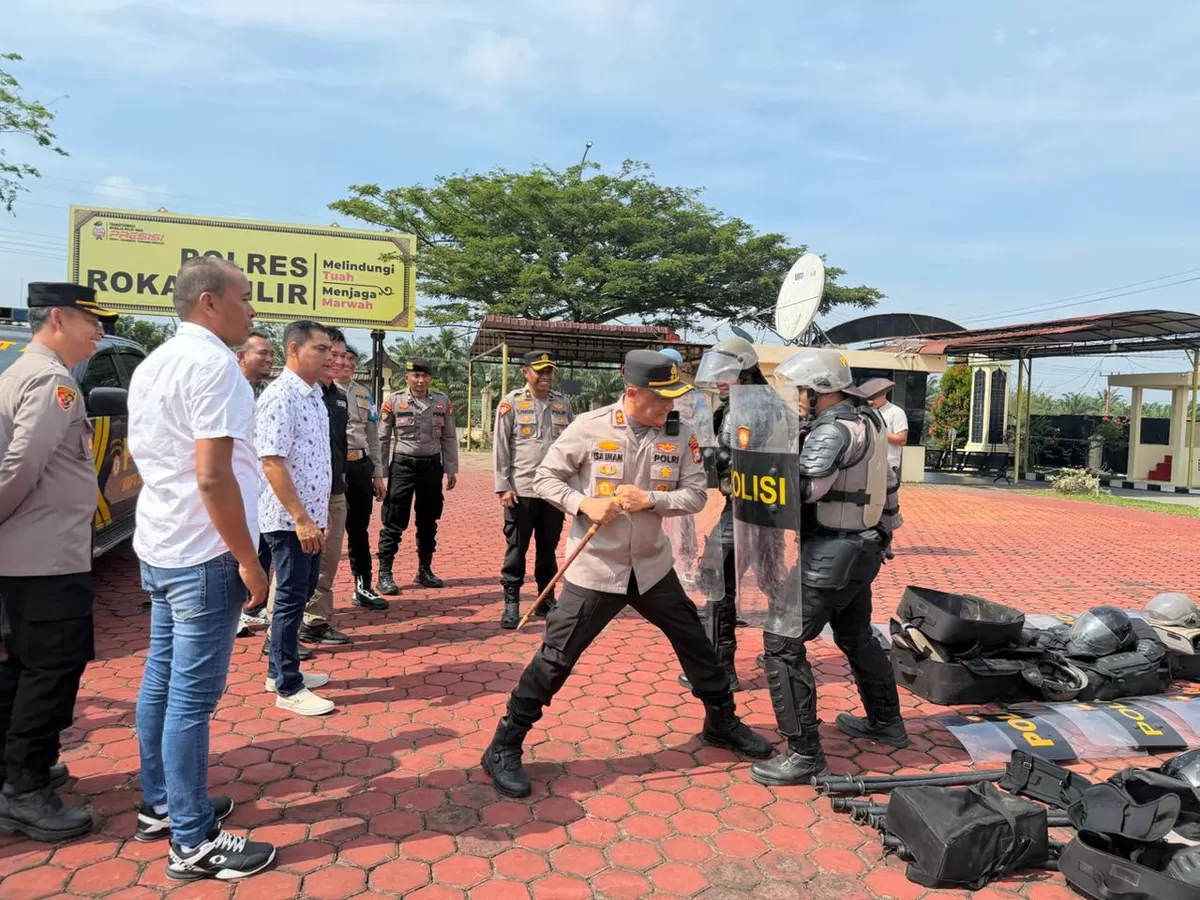 Kapolres Rohil AKBP Isa Imam Syahroni saat cek langsung kesiapan peralatan dalmas dan ranmor hadapi situasi nasional.