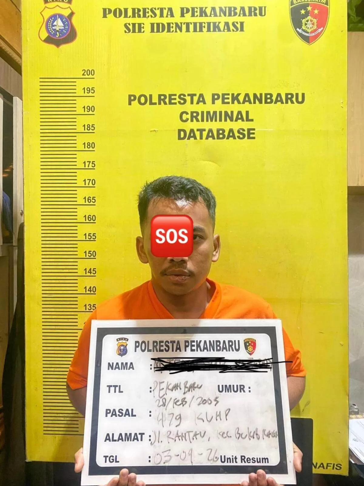 Pelaku jambret amplop anak yatim saat ditahan di Polresta Pekanbaru, Riau, Senin 6 Maret 2026.