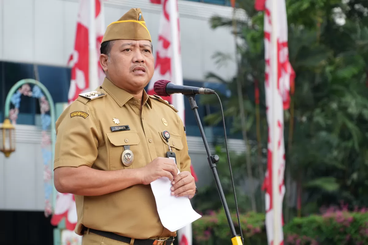 Wakil Wali Kota Administrasi Jakarta Timur, Kusmanto, memimpin apel Senin pagi di halaman Kantor Wali Kota Jakarta Timur, Senin (6/4/2026). (f: Ist)