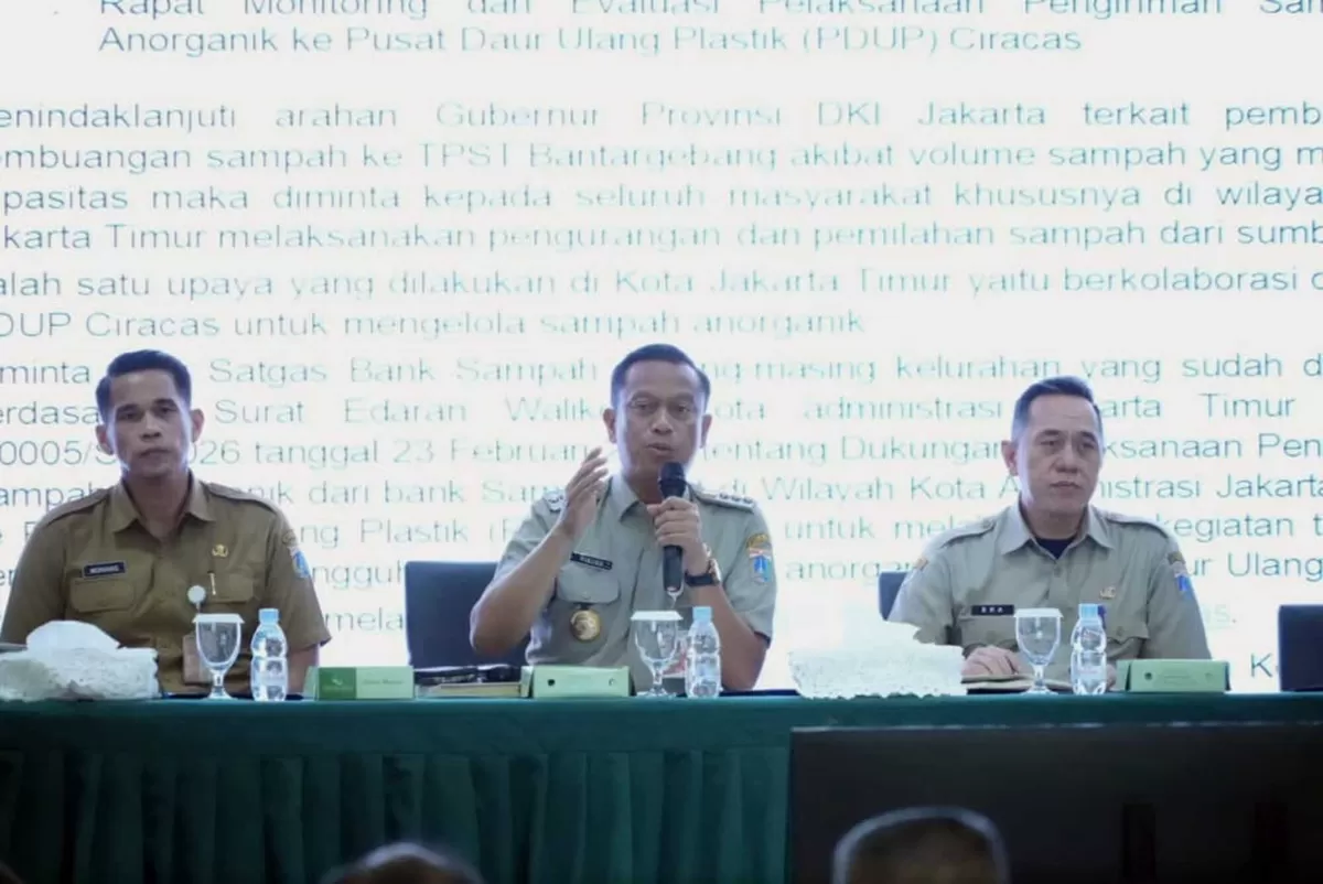Wali Kota Administrasi Jakarta Timur, Munjirin, memimpin rapat monitoring dan evaluasi pengiriman sampah anorganik ke Pusat Daur Ulang Plastik (PDUP) Ciracas, di Ruang Serbaguna Bambu Apus, Kantor Wali Kota Jakarta Timur, Senin (6/4/2026).