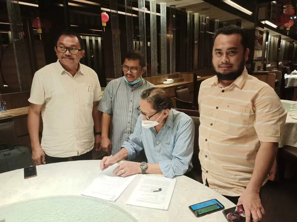 (Dari kiri) Puncak, Khairudin Pulungan, dan Faisal Syah Reza, menyaksikan Komisaris PT Nanggala Sawit Nusantara, Herry Tousa, saat menandatangani kerja sama kegiatan replanting dalam program Peremajaan Sawit Rakyat (PSR), pada 1 Mei 2023 lalu.