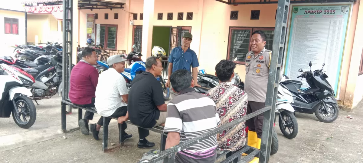 Bhabinkamtibmas Sungai Sialang, Polsek Batu Hampar, Polres Rohil, Aipda Teguh Basuki melaksanakan kegiatan sambang warga Jalan Lintas Bagansiapiapi Kepenghuluan Sungai Sialang, Kecamatan Batu Hampar, Kabupaten Rokan Hilir (Rohil), Provinsi Riau pada Kamis 9 April 2026.