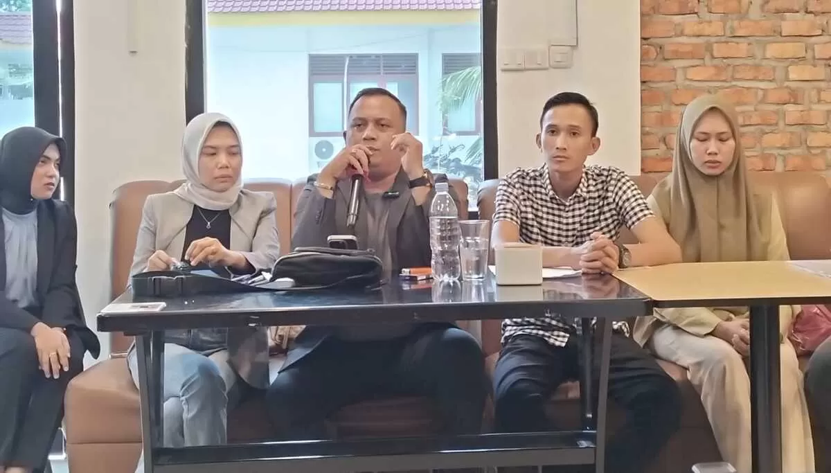 Marjani (kemeja kotak-kotak) didampingi istri serta kuasa hukumnya, Ahmad Yusuf, saat konferensi pers, pada Jumat, 10 April 2026.