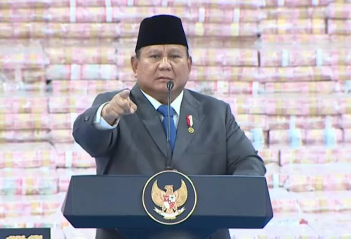 Presiden Prabowo Subianto saat pidato sempena penyerahan uang sitaan negara senilai Rp11,4 triliun di Kantor Kejaksaan Agung, Jakarta, pada Jumat, 10 April 2026. (f: internet)
