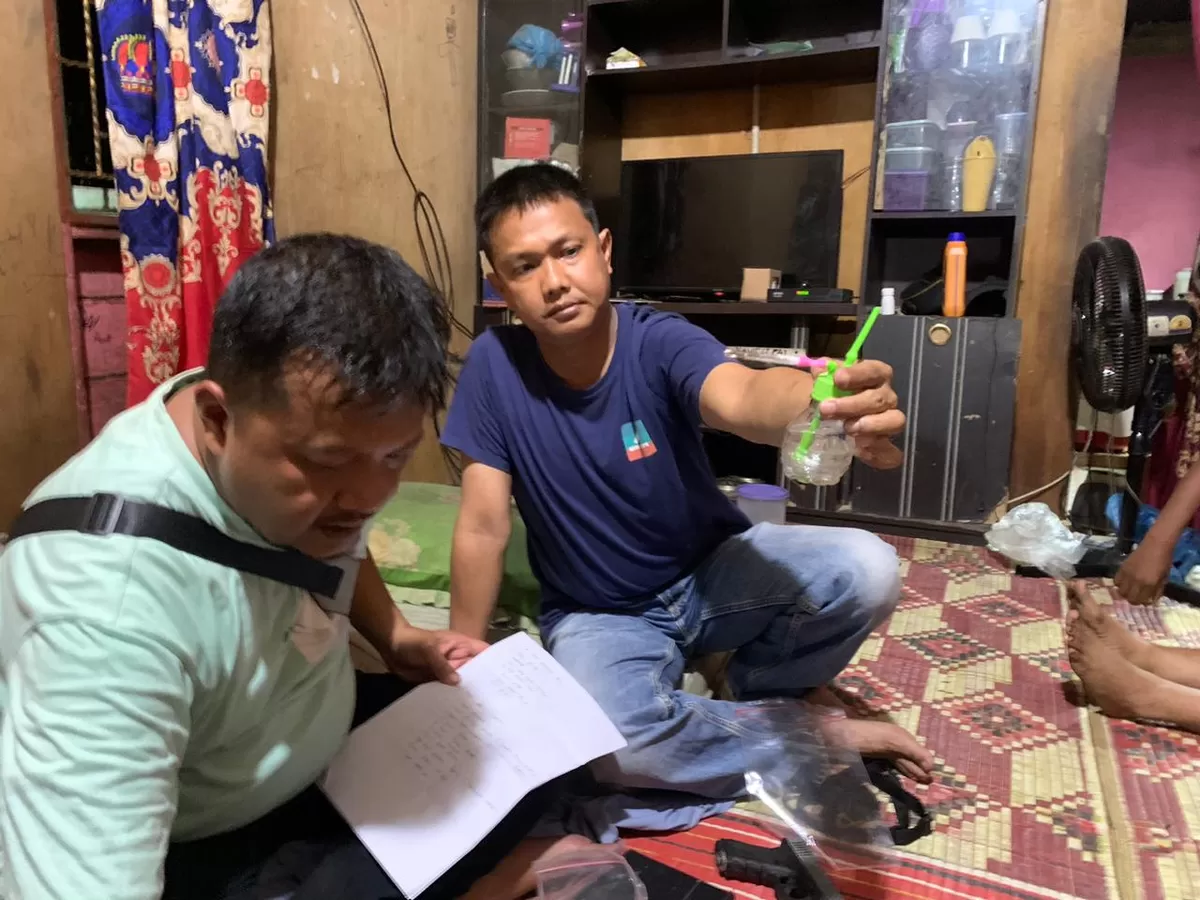 Kapolsek Batu Hampar, Iptu Romi Yendri saat menunjukkan batang bukti bong hisap sabu.