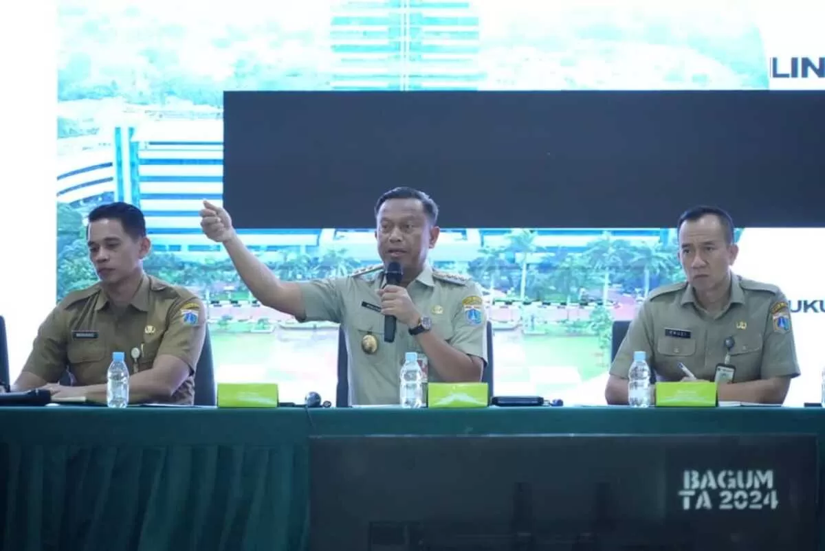 Wali Kota Jakarta Timur, Munjirin, memimpin rapat sosialisasi pemilahan sampah, di Aula Serbaguna Bambu Apus, pada Senin, 13 April 2026. (f: istimewa)