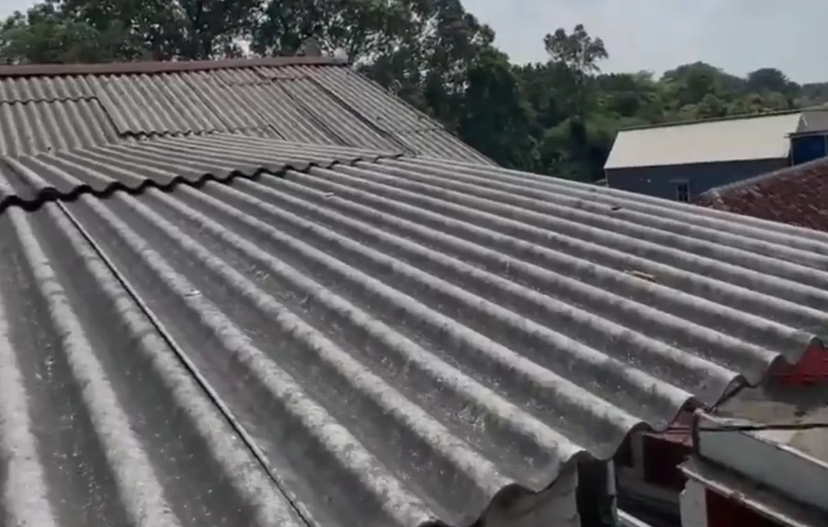 Penggantian atap rumah dalam program Ganti Atap Rumah Wartawan yang merupakan kolaborasi Promedia Group dengan PT SKI. (f: Doc. Promedia)
