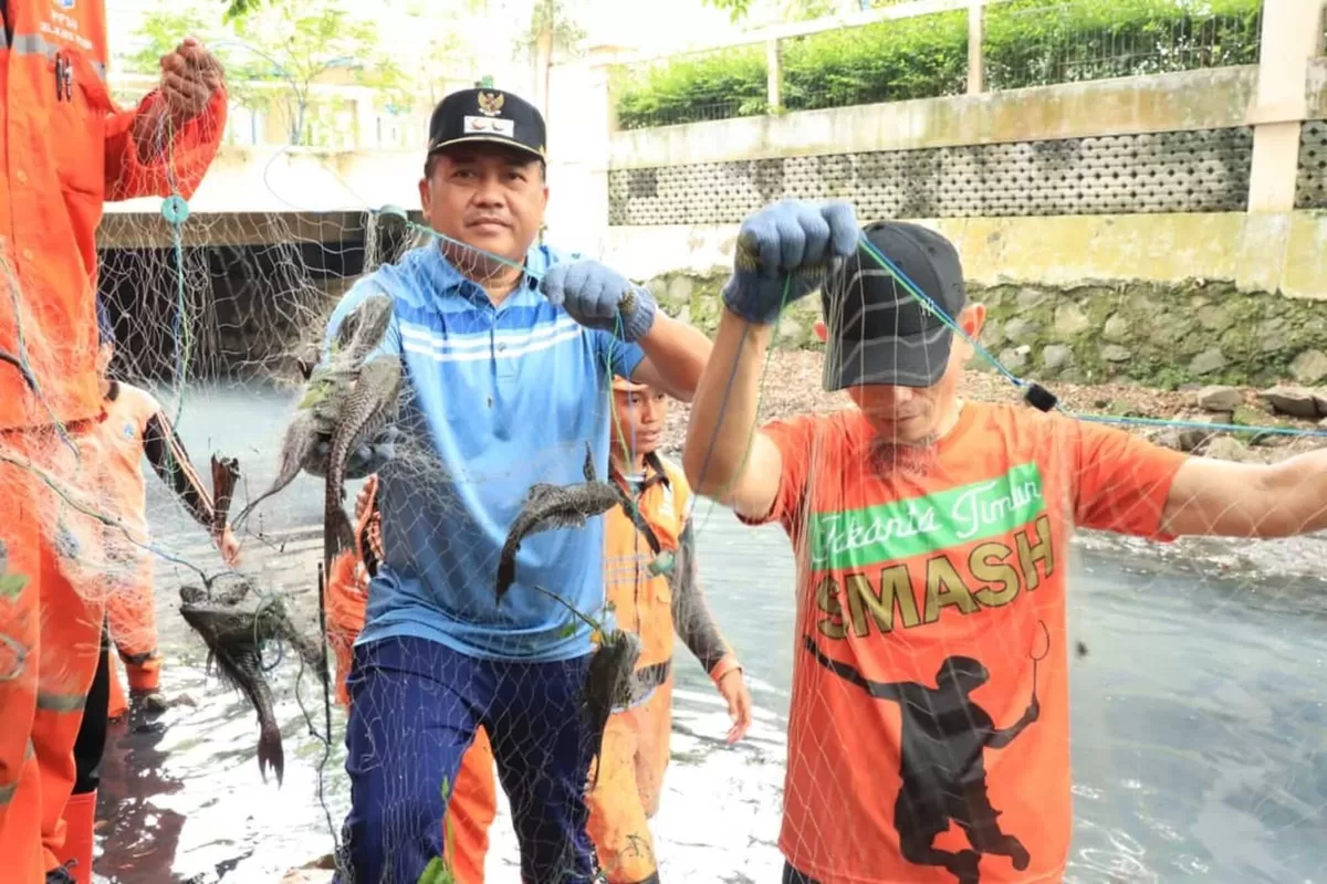 Wawako Administrasi Jakarta Timur, Kusmanto, memimpin apel sekaligus operasi penangkapan ikan sapu-sapu di Kali Pasadenia, Jalan Pacuan Kuda, Kelurahan Kayu Putih, Kecamatan Pulo Gadung, Jumat (17/4/2026). (f: Ist)