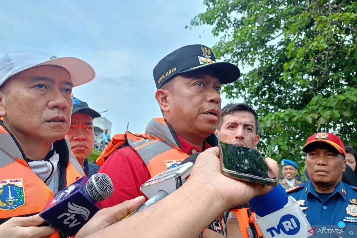 Pemkot Jaktim menggelar operasi penangkapan ikan sapu-sapu secara serentak di 10 kecamatan, Jumat (17/4/2026). (f: Ist)