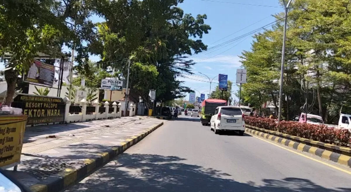 Trotoar di Jalan A. Djemma Palopo disulap jadi lapak PKL. (f: Ist)