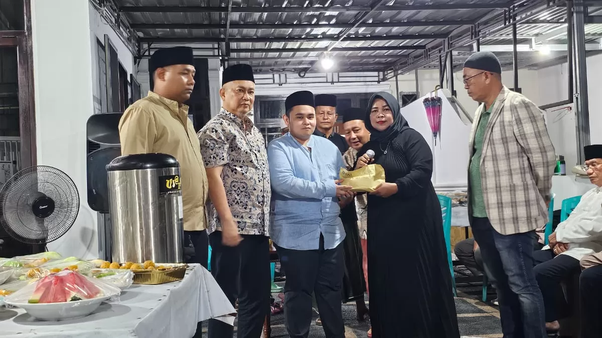 Pengurus PWI Pusat menyerahkan uang duka cita kepada keluarga almarhum Sekjen PWI Pusat, Zulmansyah Sekedang. (f: Ist)