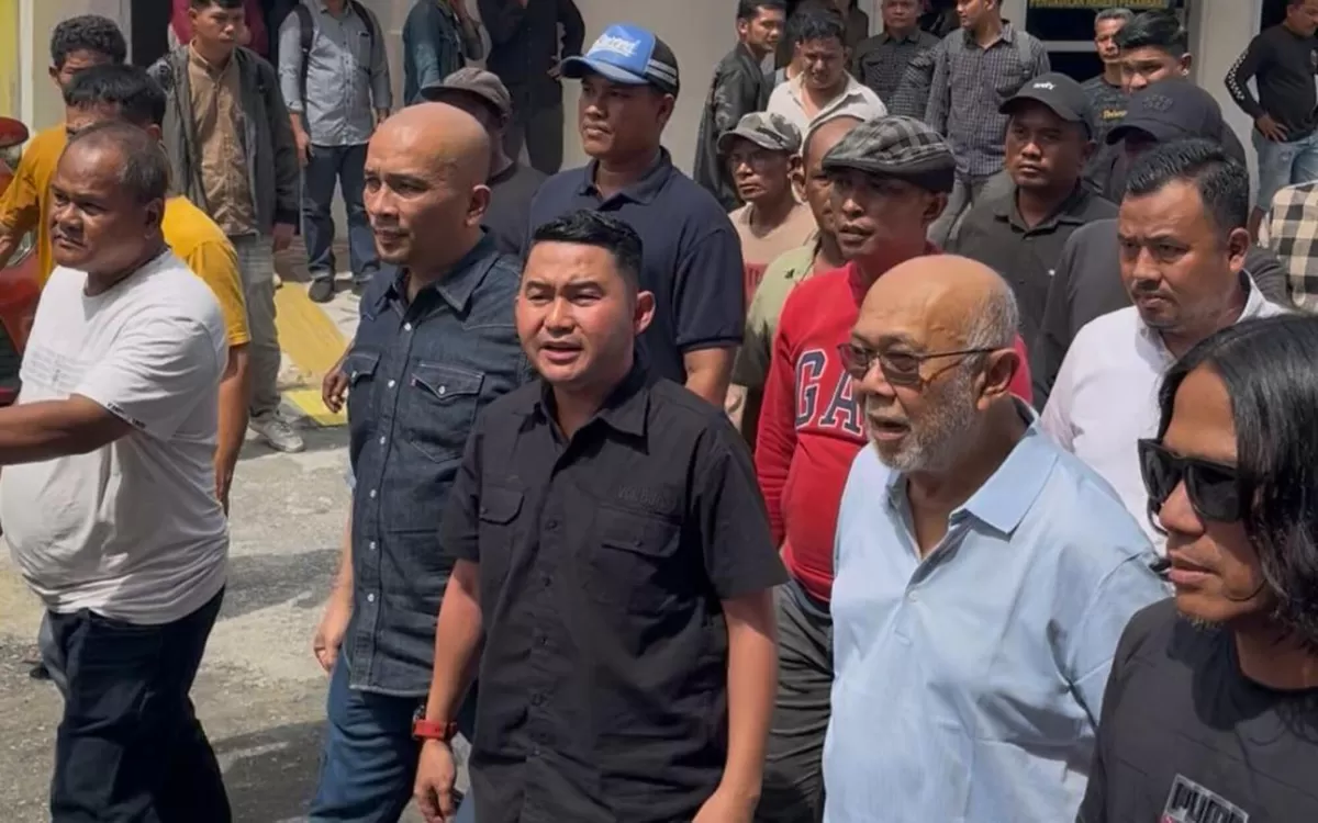 Tokoh Riau Arsadianto Rachman dan ratusan kader Pemuda Pancasila hadiri persidangan Abdul Wahid, tunjukkan dukungan murni masyarakat demi tegaknya keadilan di Bumi Lancang Kuning saat ini. (f: Ist)