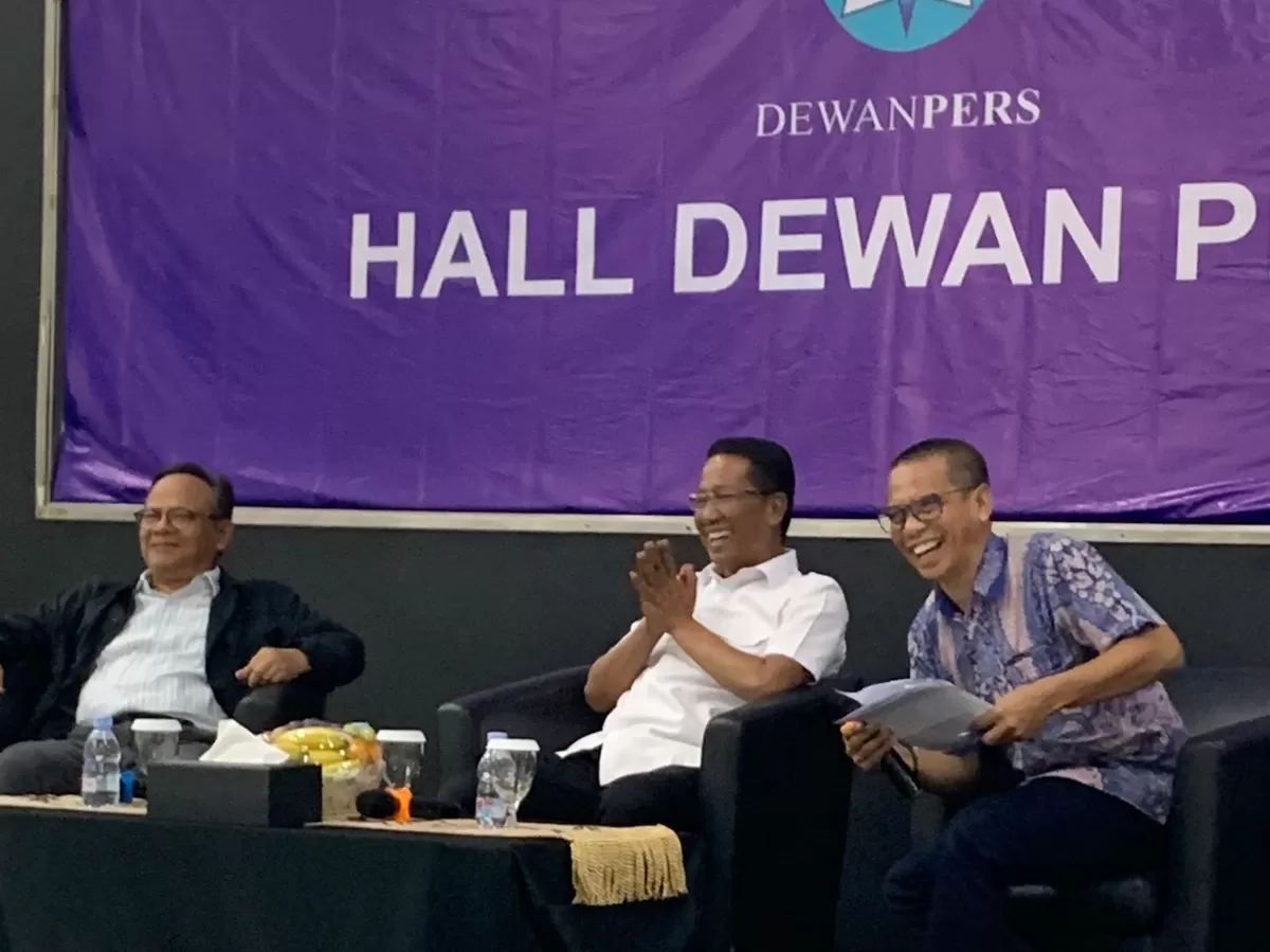 Menteri Hukum Supratman Andi Agtas (tengah) dan Ketua Dewan Pers Prof Komaruddin Hidayat (kiri) saat berdiskusi tentang perlindungan karya jurnalistik dalam RUU Hak Cipta dengan moderator anggota Dewan Pers Dahlan Dahi (kanan) di Hall Dewan Pers, Kamis 23 April 2026. (Foto: Istimewa)