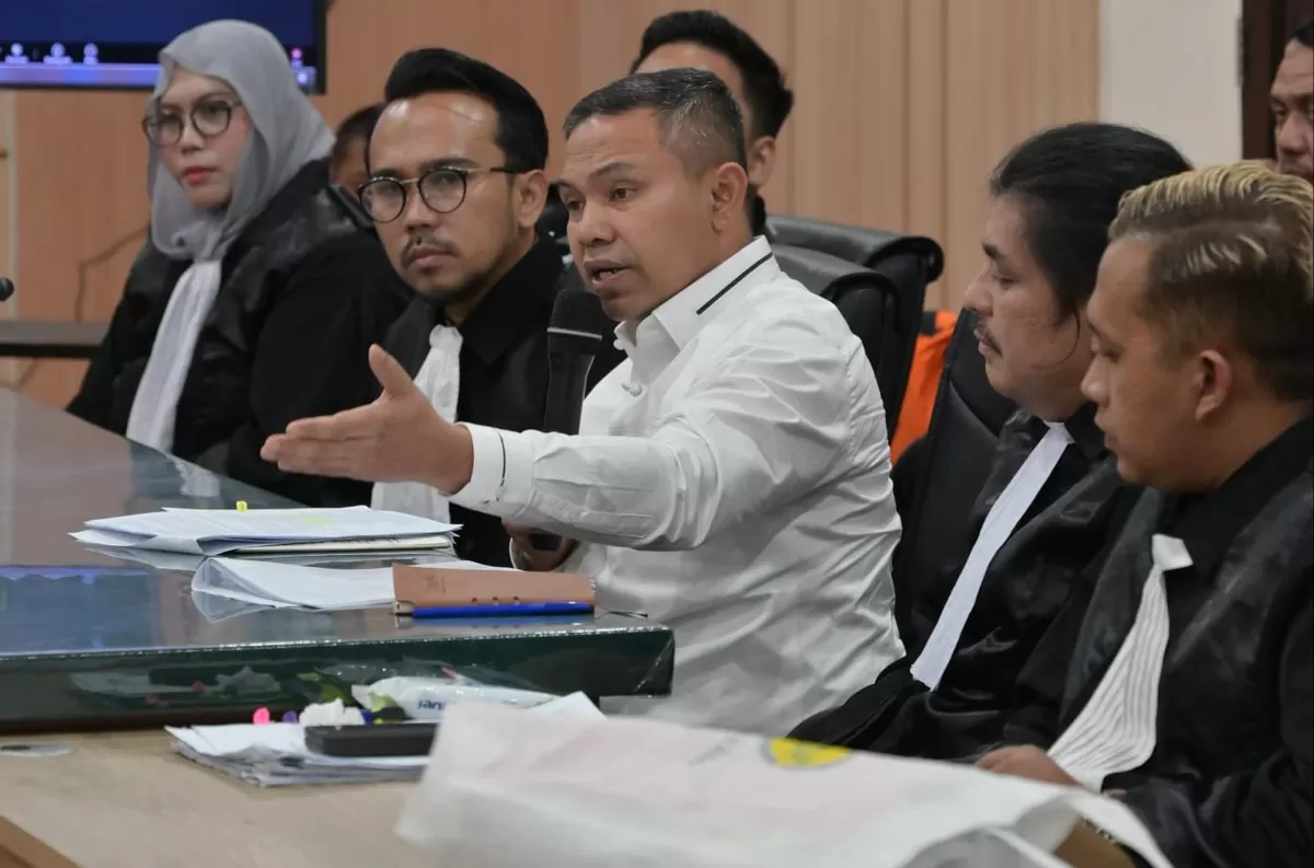 Gubernur Riau nonaktif Abdul Wahid didampingi tim kuasa hukumnya saat sidang perkara dugaan korupsi di Dinas PUPR Riau, di PN Pekanbaru, pada Kamis, 23 April 2026.