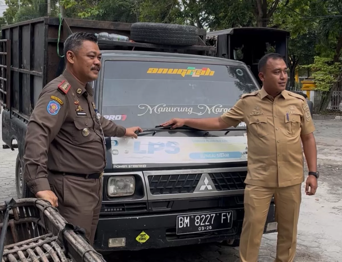 Tim gabungan Satpol PP Kota Pekanbaru bersama Tim DLHK Kota Pekanbaru menindak angkutan sampah liar. (f: ist)