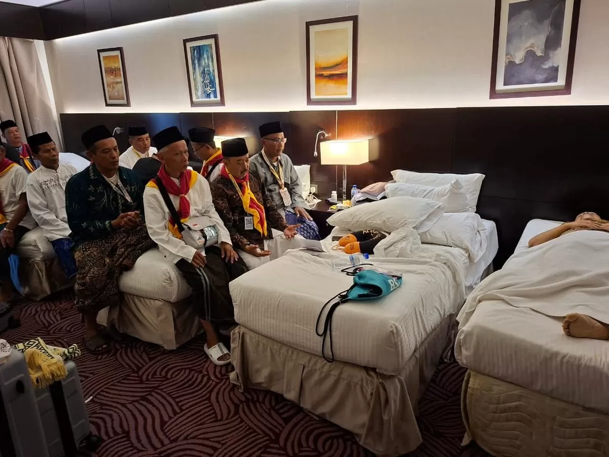 Jemaah Haji didoakan oleh rombongannya ketika baru wafat di kamar hotelnya di Madinah, Kamis (23/4/2026). (f: Ist)