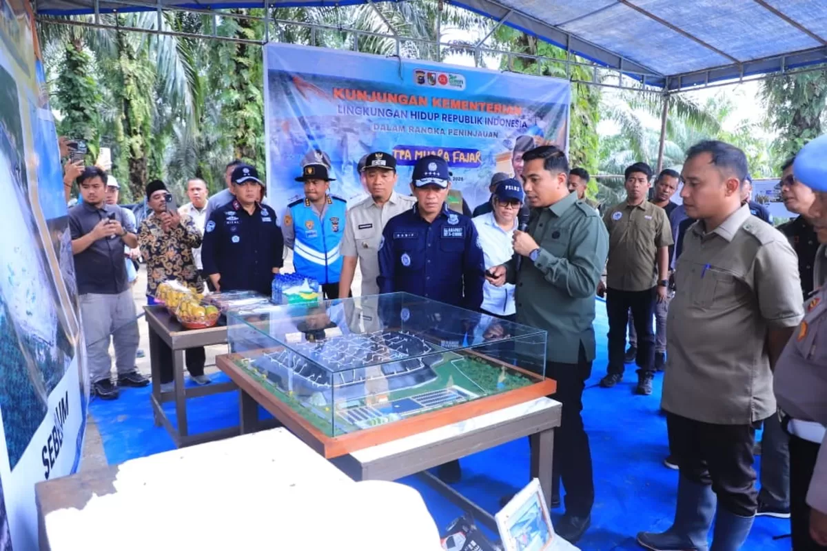 Menteri Lingkungan Hidup Hanif Faisol Nurofiq meninjau langsung TPA II Muara Fajar di Kecamatan Rumbai Barat. (f: Ist)