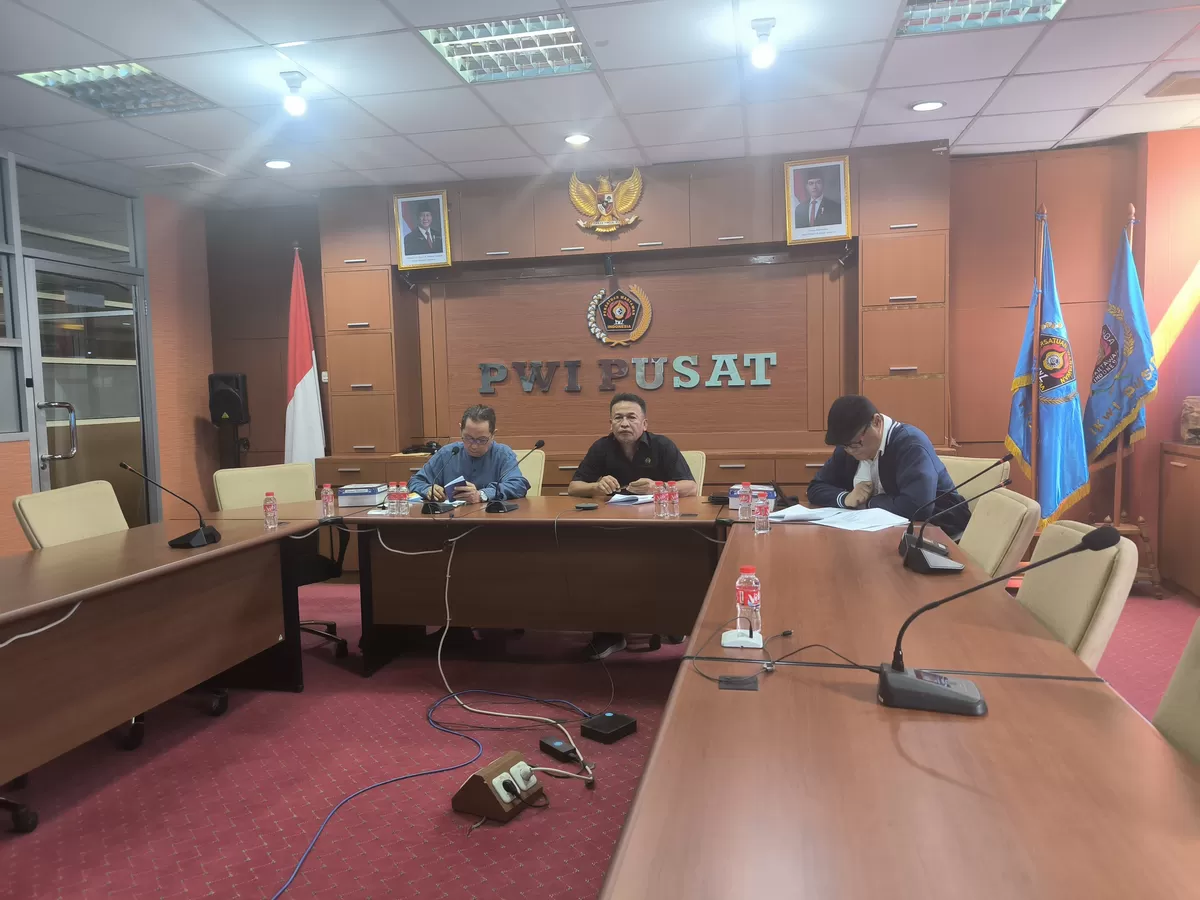 Rapat terakhir Tim Penyelaras AD/ART KEJ dan KPW PWI Pusat. (f: Ist)