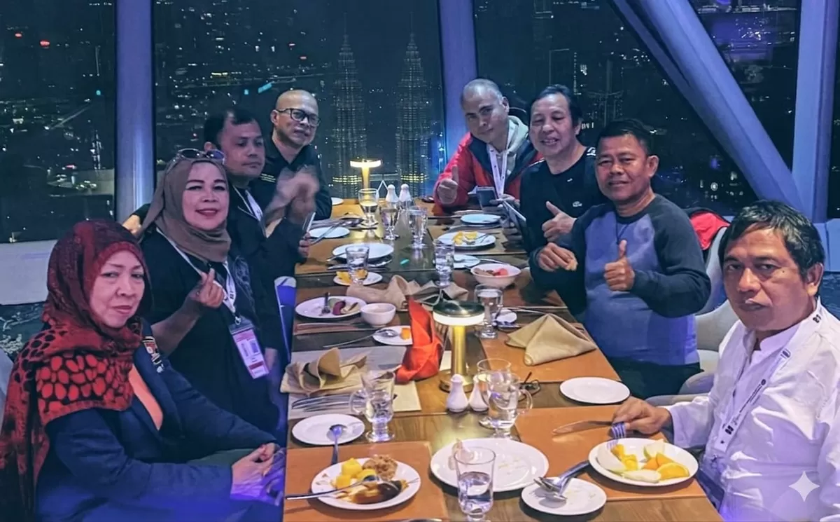 Sebagian pengurus PWI Pusat yang menikmati sensasi dinner di atas awan Kuala Lumpur, pada Selasa malam, 28 April 2026.