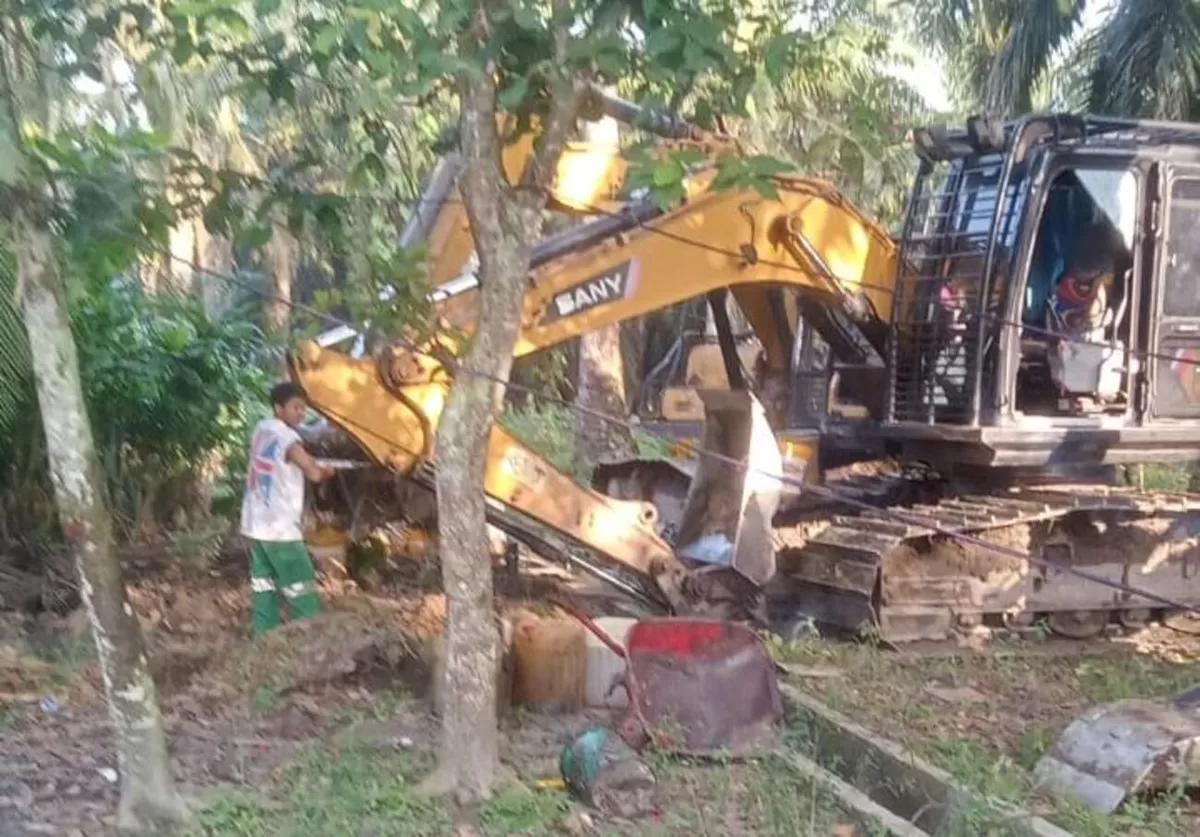 Alat berat diduga sedang mengisi solar subsidi pada proyek peremajaan kelapa sawit (replanting) milik PT Kimia Tirta Utama (KTU) di Pangkalan Pisang, Kecamatan Koto Gasib, Kabupate Siak, Provinsi Riau.
