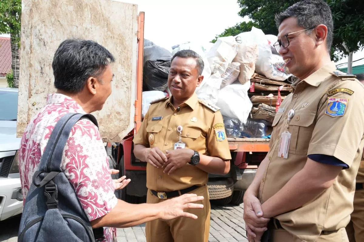 Wali Kota Administrasi Jakarta Timur, Munjirin, meresmikan sekaligus melakukan penimbangan perdana Bank Sampah Induk Kecamatan Makasar. (f: Ist)