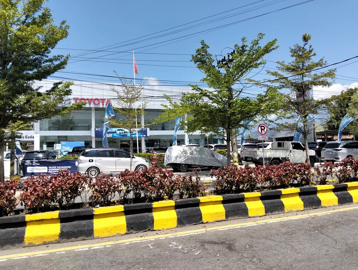 Trotoar disulap jadi parkir. (f: Ist)