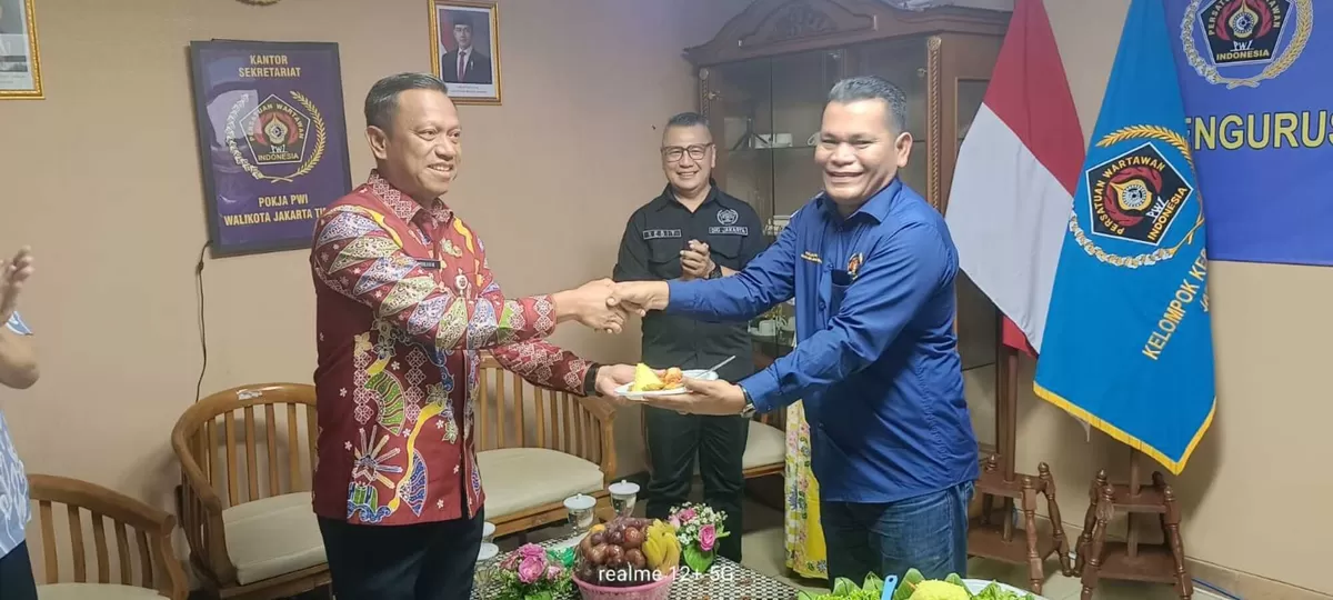Wali Kota Administrasi Jakarta Timur, H.Munjirin, S.Sos., M.Si., meresmikan kantor sekretariat PWI Pokja Wali Kota Jakarta Timur. (f: Ist)