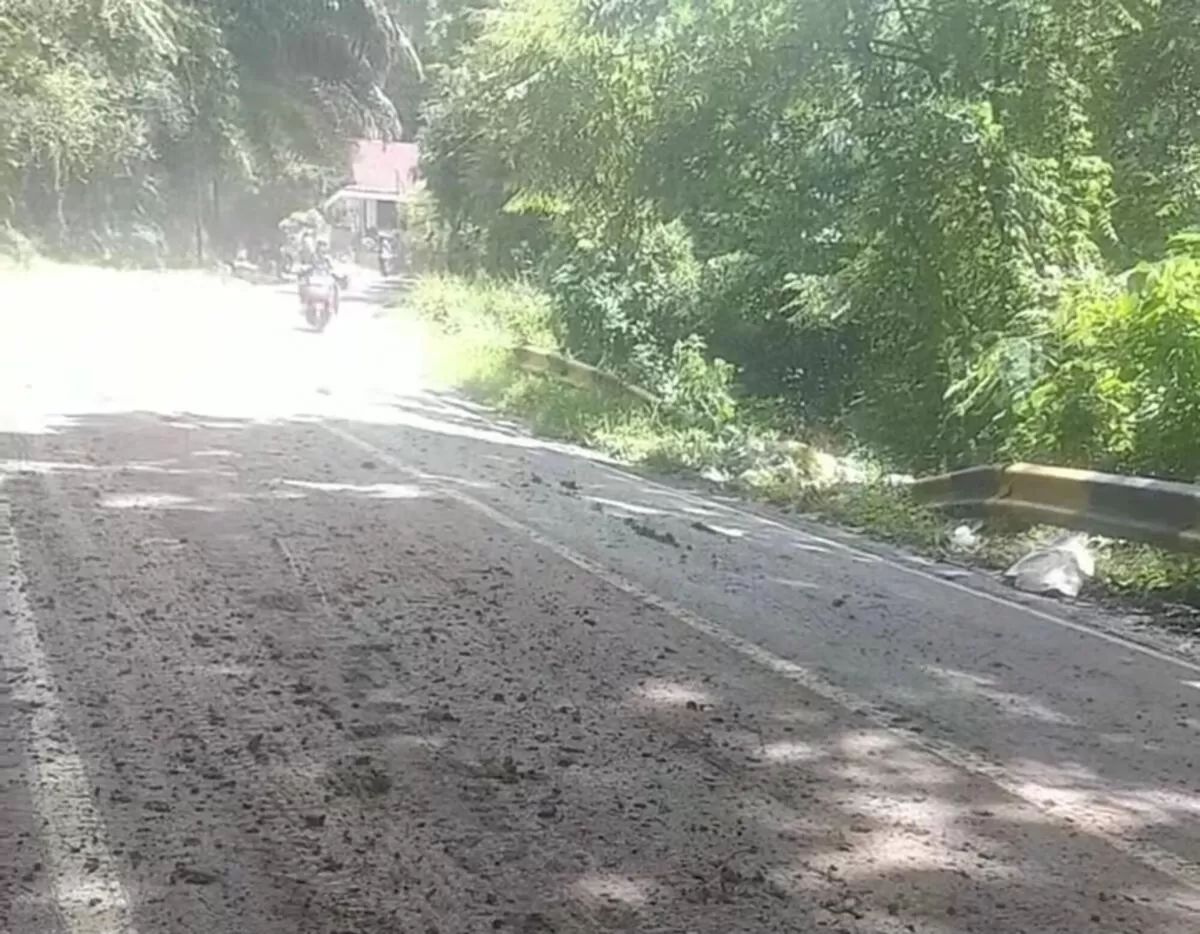 Kondisi jalan yang dikeluhkan warga. (f: Ist)