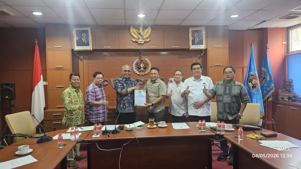 Ketua Tim Penyelaras Anrico Pasaribu menyerahkan naskah final AD/ART, Kode Etik Jurnalistik (KEJ), dan Kode Perilaku Wartawan (KPW) kepada Ketua Umum Akhmad Munir, disaksikan jajaran pengurus dalam rapat pleno PWI Pusat di Jakarta, Senin (4/5/2026). (f: Ist)