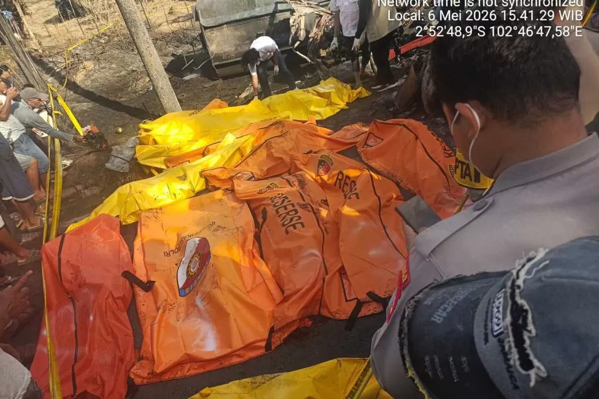 Evakuasi 16 orang yang tewas terbakar setelah kecelakaan Bus ALS menabrak truk tangki muatan minyak di Jalinsum, wilayah Kecamatan Karang Jaya, Kabupaten Musi Rawas Utara (Muratara), Sumatera Selatan, Rabu (6/5/2026). (f: Dokumentasi Polisi/kompas.com)