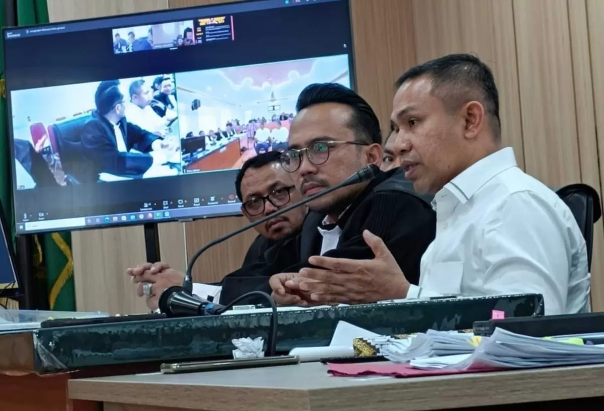 Gubernur nonaktif Riau, Abdul Wahid, beri keterangan di persidangan. (f: ist)