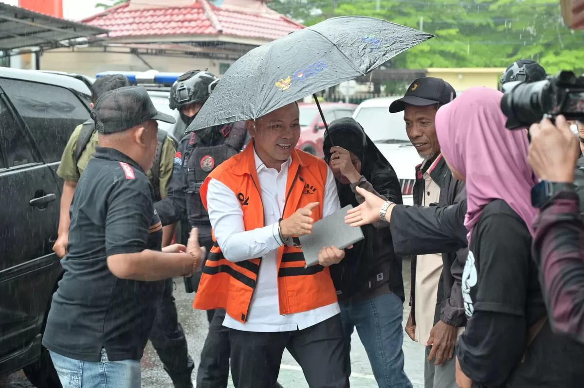Gubernur nonaktif Riau, Abdul Wahid, dipayungi simpatisannya saat memasuki ruang sidang, Rabu (6/5/2026). (f: Ist)