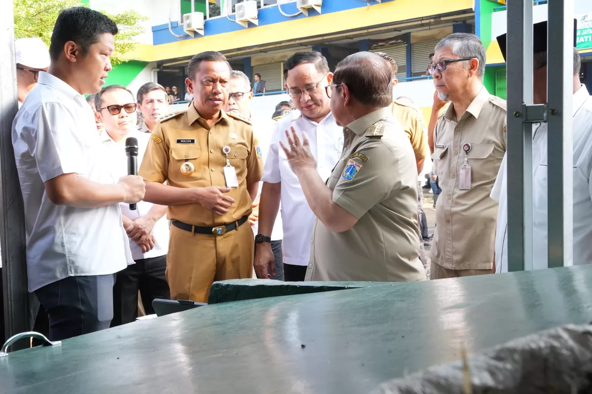 Munjirin mendampingi Gubernur DKI Jakarta, Pramono Anung, meninjau proses uji coba pengolahan sampah menjadi pupuk organik di Pasar Jaya Area 7 Kramat Jati, Jalan Raya Bogor, Kecamatan Kramat Jati, Senin (11/5/2026). (f: Ist)