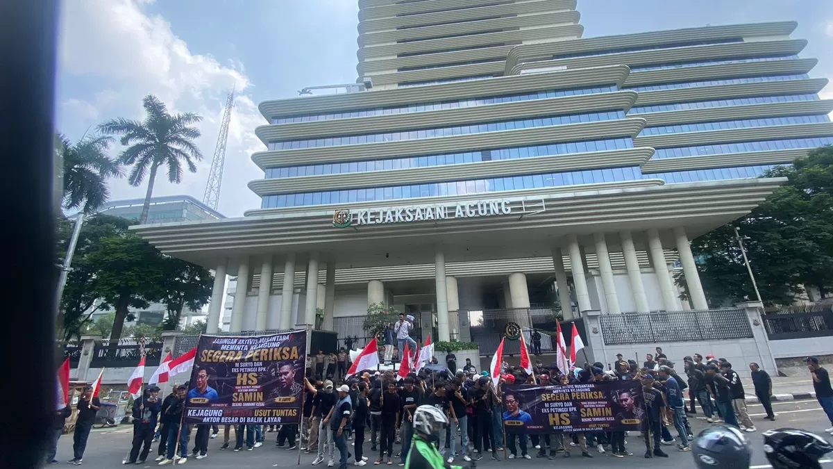 Ratusan massa Jaringan Aktivis Nusantara menggeruduk gedung Kejaksaan Agung RI di Jakarta, pada Senin, 11 Mei 2026, mendesak tiga aktor besar di balik kasus Samin Tan diungkap.