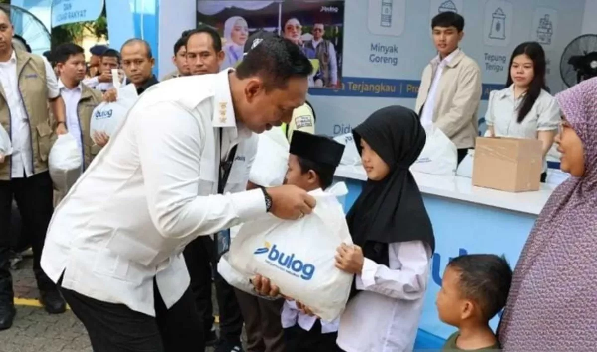 Direktur Utama Perum Bulog Ahmad Rizal Ramdhani menyantuni sejumlah anak yatim usai membuka Bazar dan Gerakan Pangan Murah (GPM) dalam rangkaian peringatan HUT ke-59 Perum Bulog di Jakarta, Senin (11/5/2026). (f: antara)