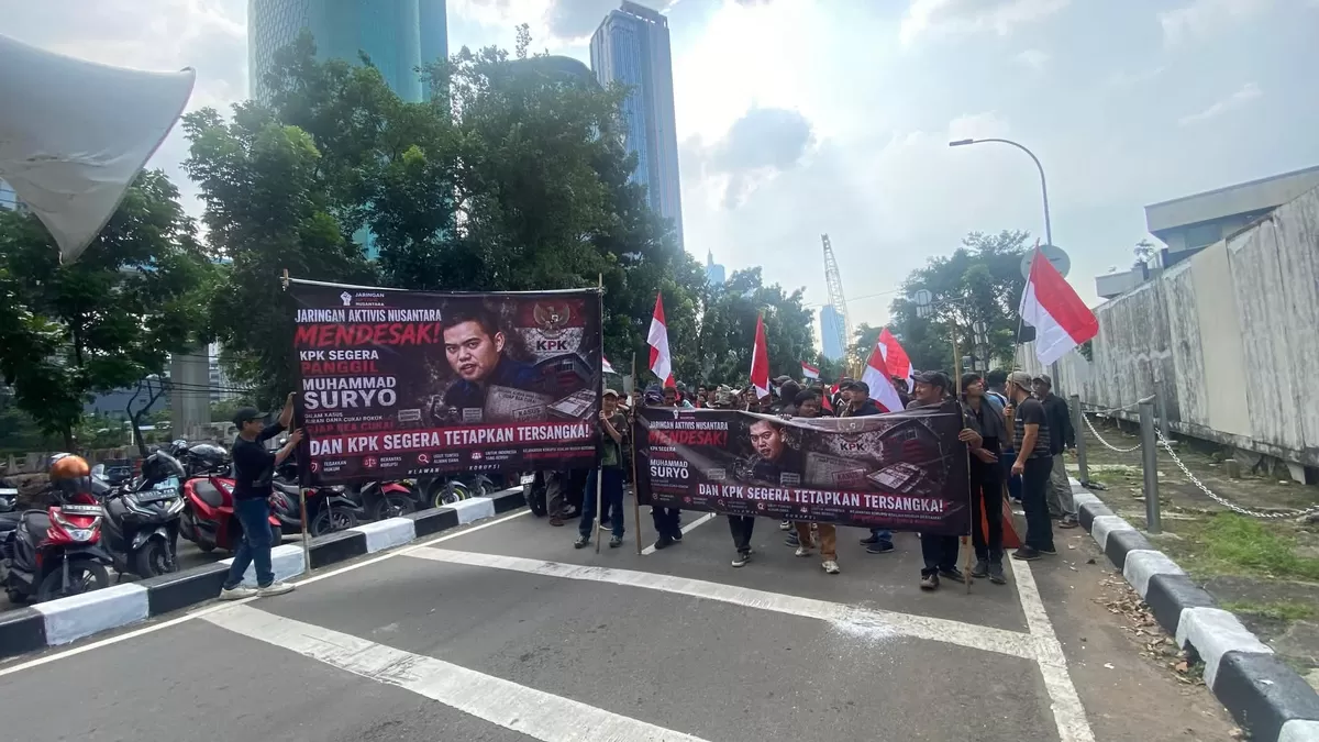 Jaringan Aktivis Nusantara geruduk KPK, pada Rabu, 13 Mei 2026, mendesak Muhammad Suryo diperiksa karena diduga terlibat sejumlah kasus korupsi.
