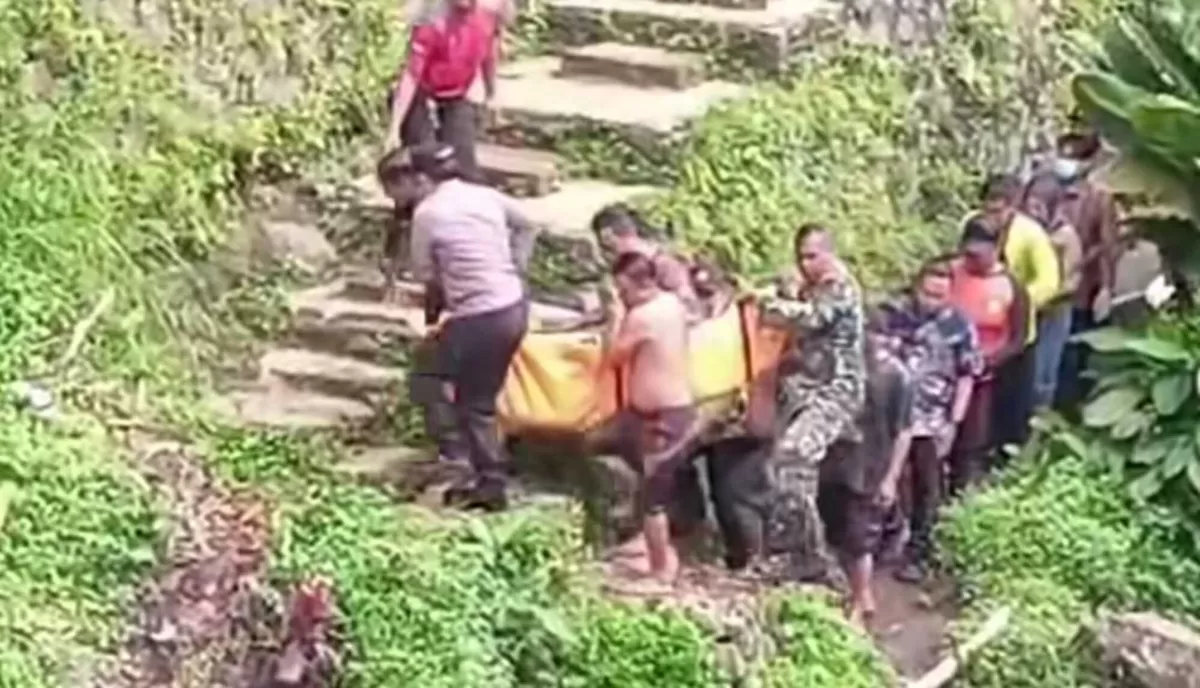 Evakuasi korban tenggelam di Curug Kanesia, Baturraden. (f: Instagram/setiaji_heroestianto)