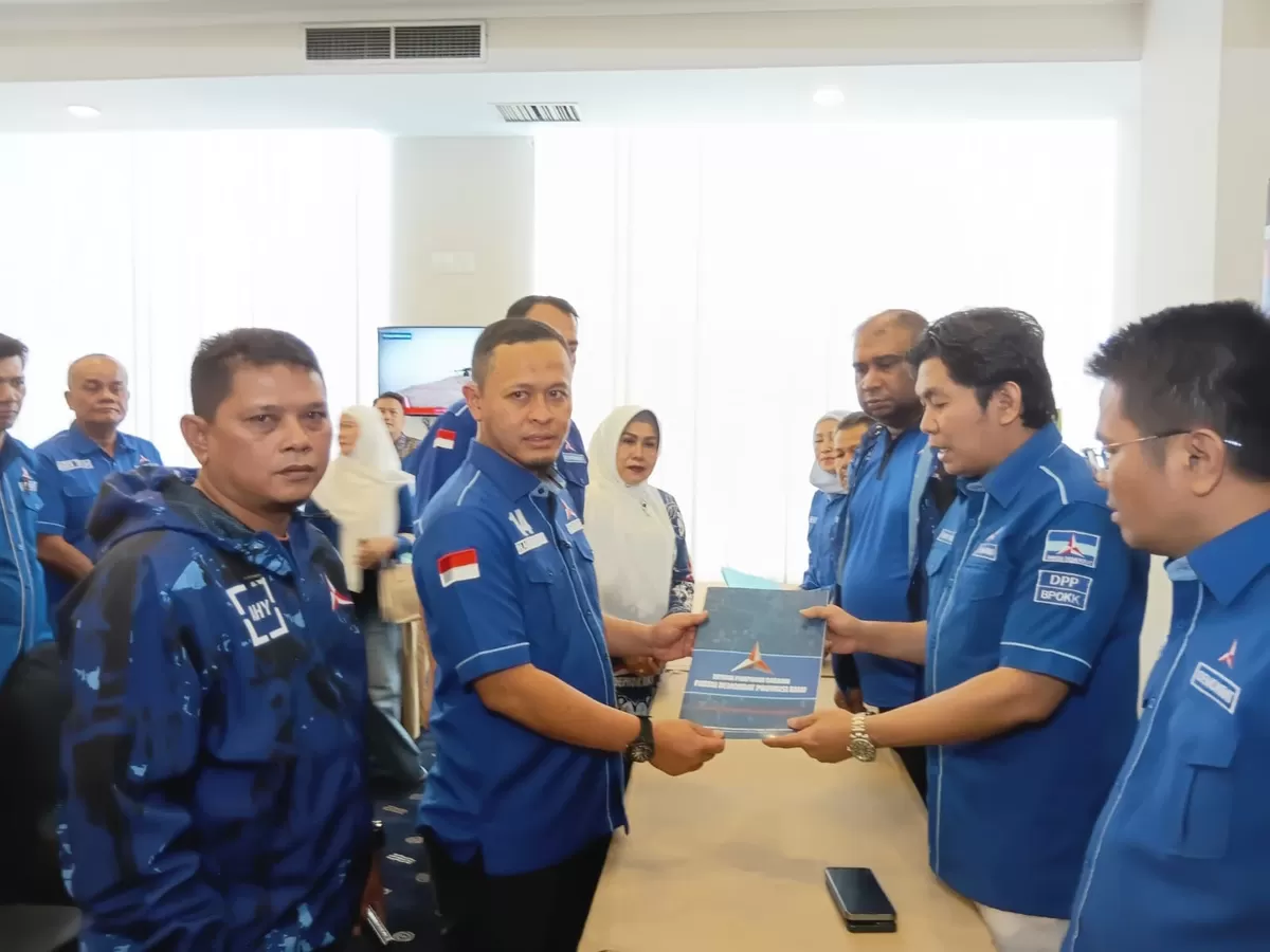 Agung Nugroho mengembalikan formulir pendaftaran sebagai bakal calon Ketua DPD Demokrat Riau pada 14 Mei 2026. (f: Ist)