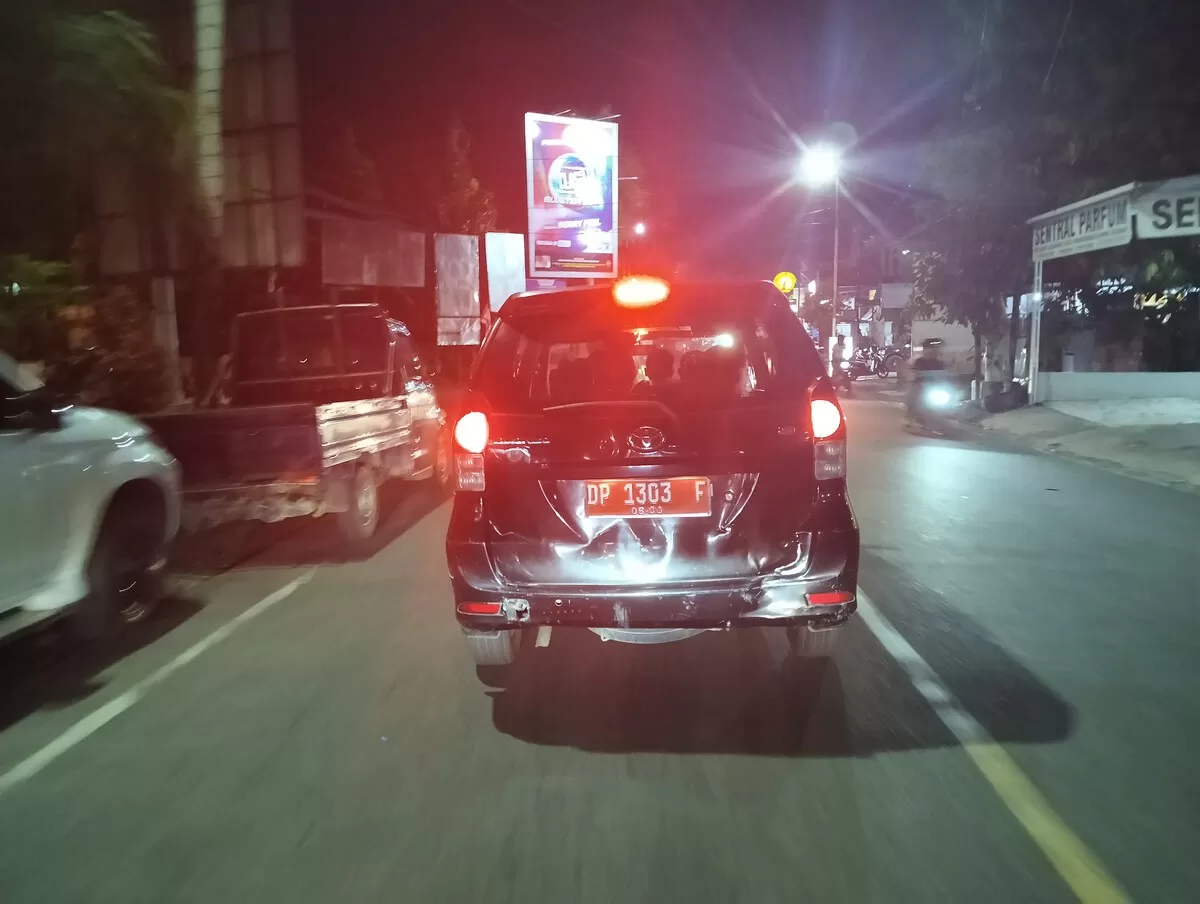 Mobil pelat merah DP 1303 F terpantau melintas di Jalan Andi Djemma, Palopo, Kamis malam. Kepemilikan dan status penggunaan kendaraan belum diketahui. (f: Ist)