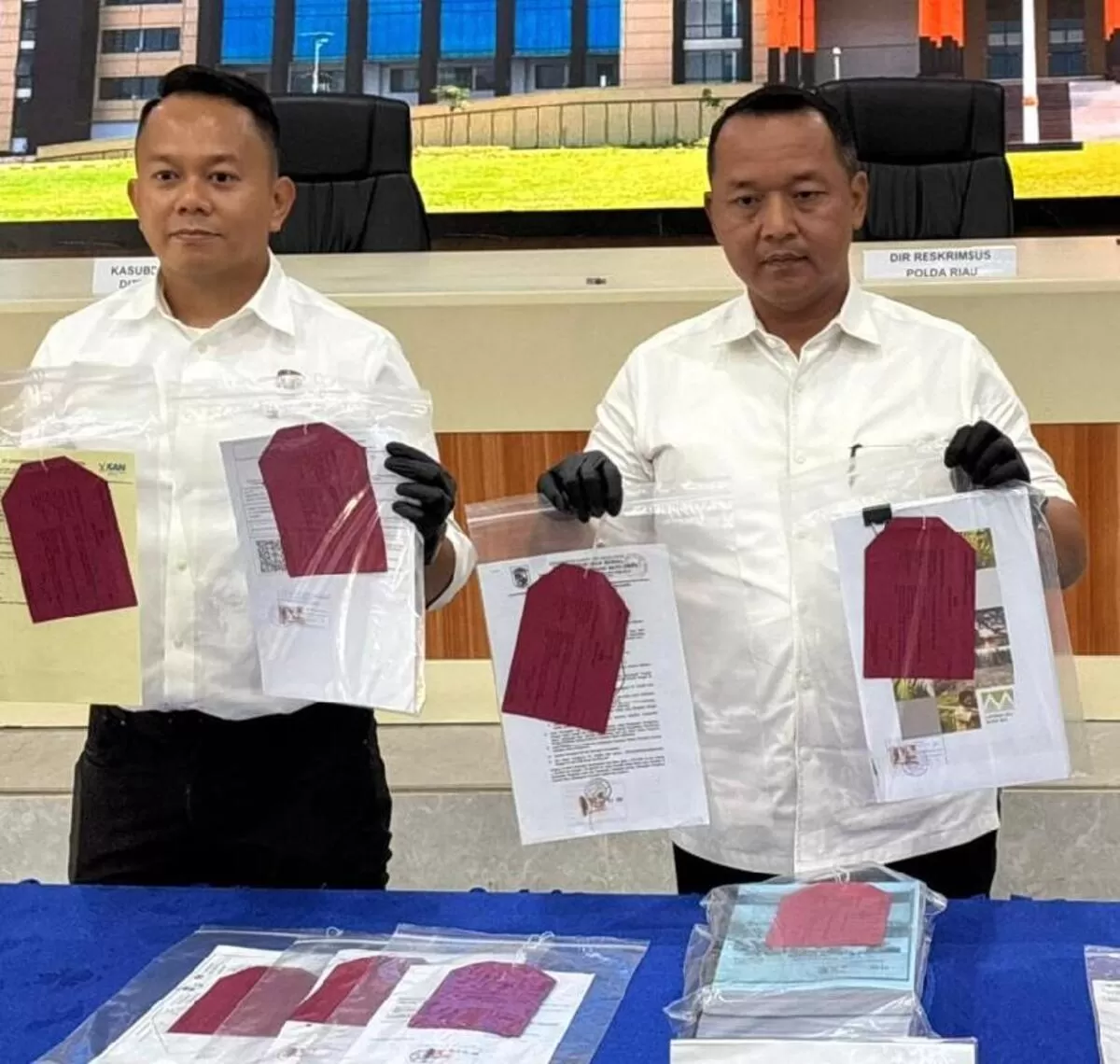 Direskrimsus Polda Riau, Kombes Pol Ade Kuncoro Ridwan di dampingi IV Tipidter AKBP Teddy Ardian.