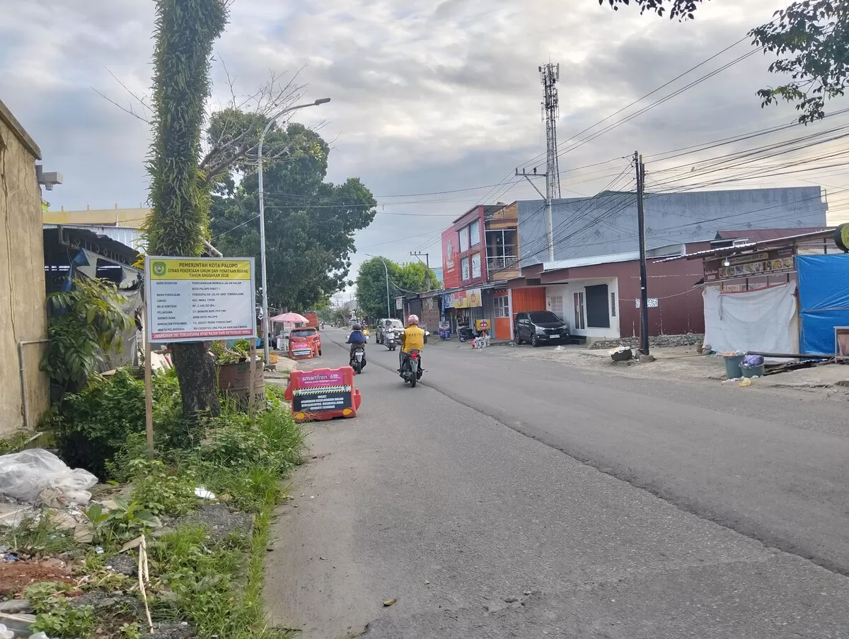 Proyek pemeliharaan atau pengaspalan di Jalan Andi Tendriadjeng, Kota Palopo. (f: Ist)