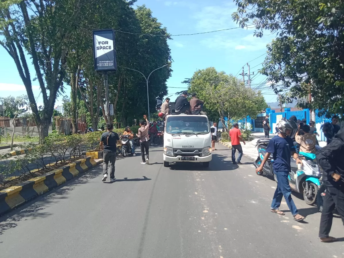 Ratusan massa yang tergabung dalam Aliansi Pemuda dan Masyarakat menggelar aksi unjuk rasa di Kantor Pelayanan Sementara Pengadilan Negeri (PN) Palopo, Kamis (21/5/2026).
