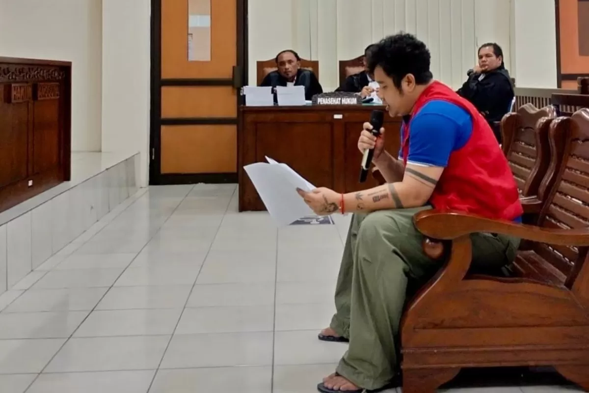 Catur Adi Prianto membacakan pledoi di Pengadilan Negeri Balikpapan, Kalimantan Timur, pada Rabu, 21 Mei 2026, menyebut nama Sekjen PSSI Yunus Nusi. (f: istimewa)