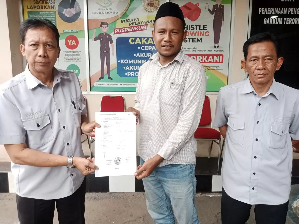 Kordinator Nasional Jaringan Aktivis Nusantara (JAN), Ibrahim, saat aksi unjuk rasa di Kejaksaan Agung RI, pada Senin, 11 Mei 2026, menyerahkan laporan terkait kasus Samin Tan. (f: istimewa) 