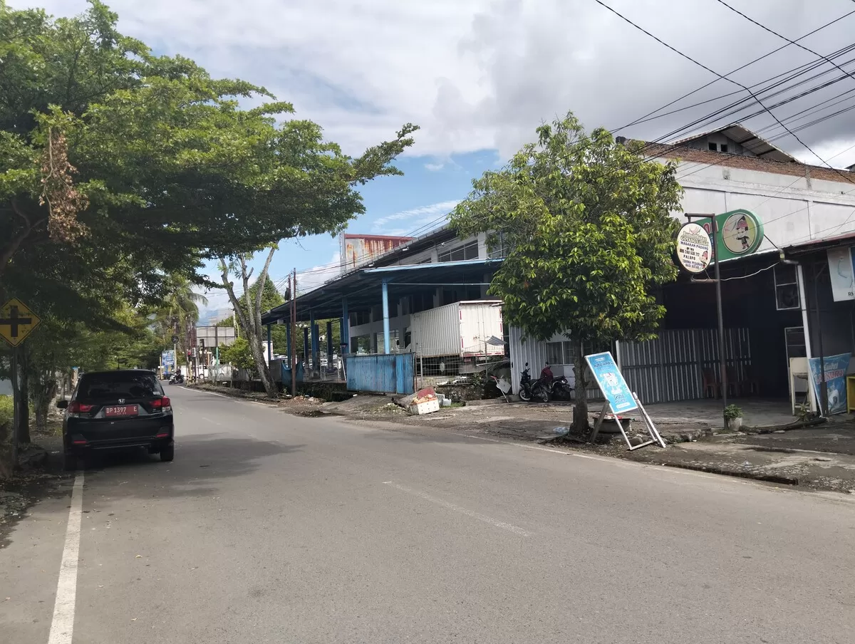 Sebuah mobil berpelat merah terpantau berada di Jalan Mungkasa, Kota Palopo, Sulawesi Selatan, Minggu 24 Mei 2026 sekitar pukul 09.50 WITA. (f; Ist)
